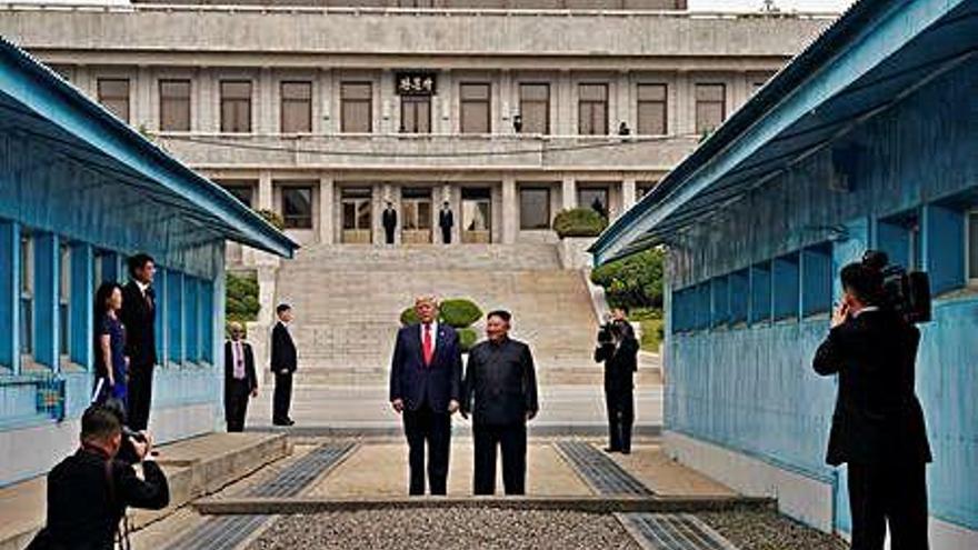 Trump saluda Kim Jong-un després de la seva entrada a territori nord-coreà