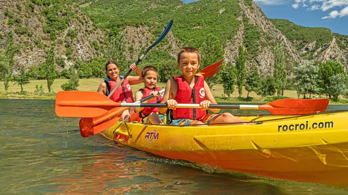 Kayak infantil en el lago de la Torrassa
