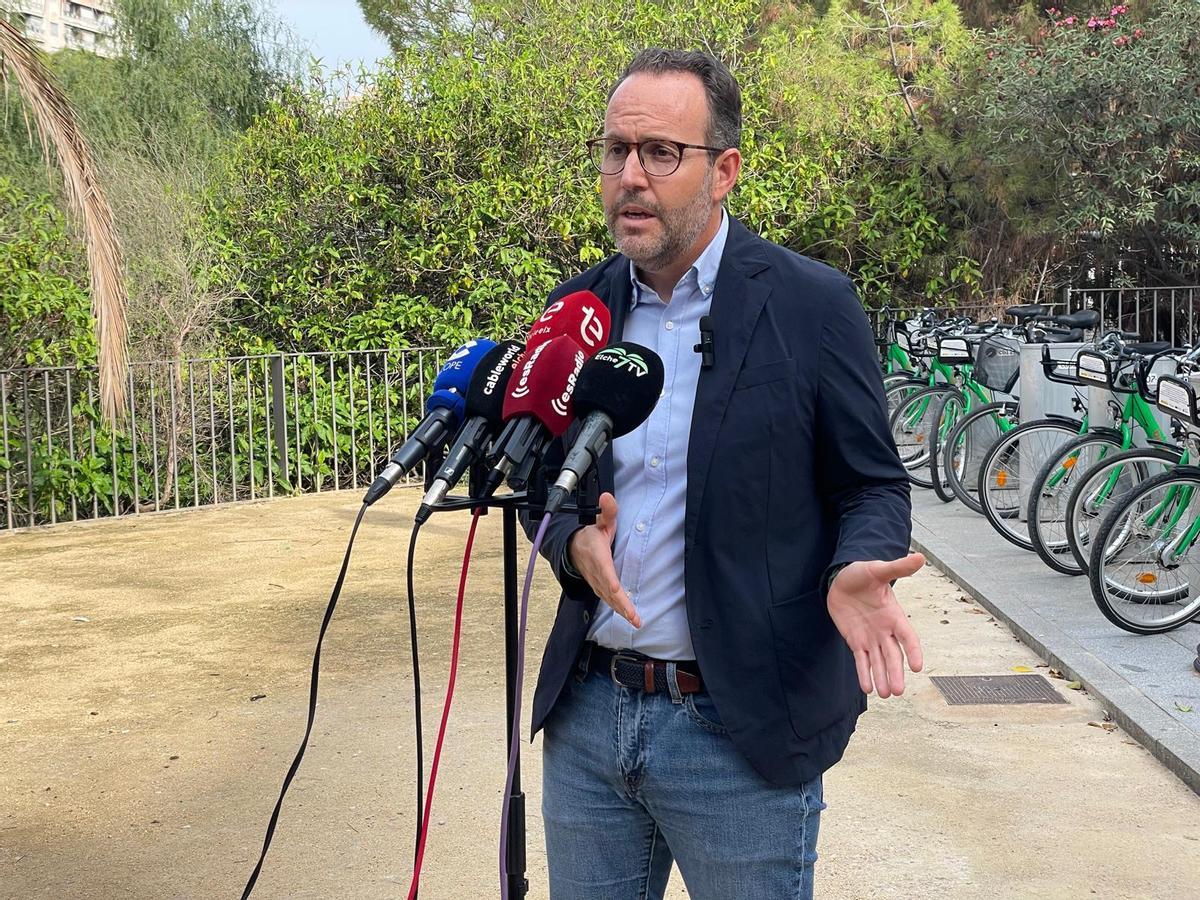 El portavoz del PSOE, Héctor Díez, durante la rueda de prensa convocada este jueves en Elche