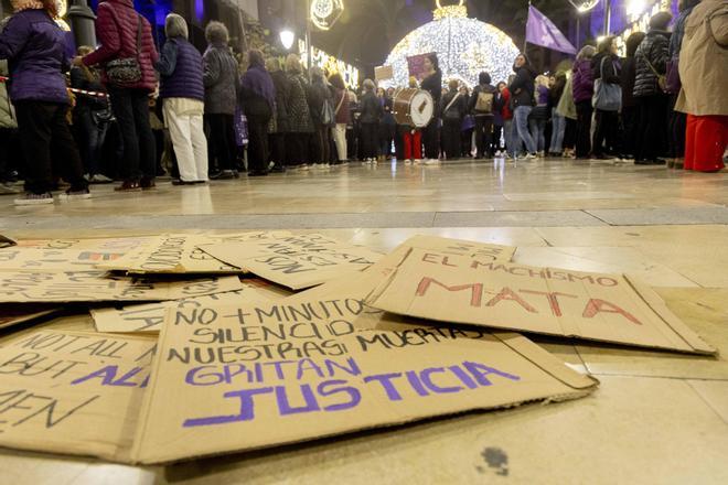 Concentración de Mujeres Feministas de Alicante por el 25-N