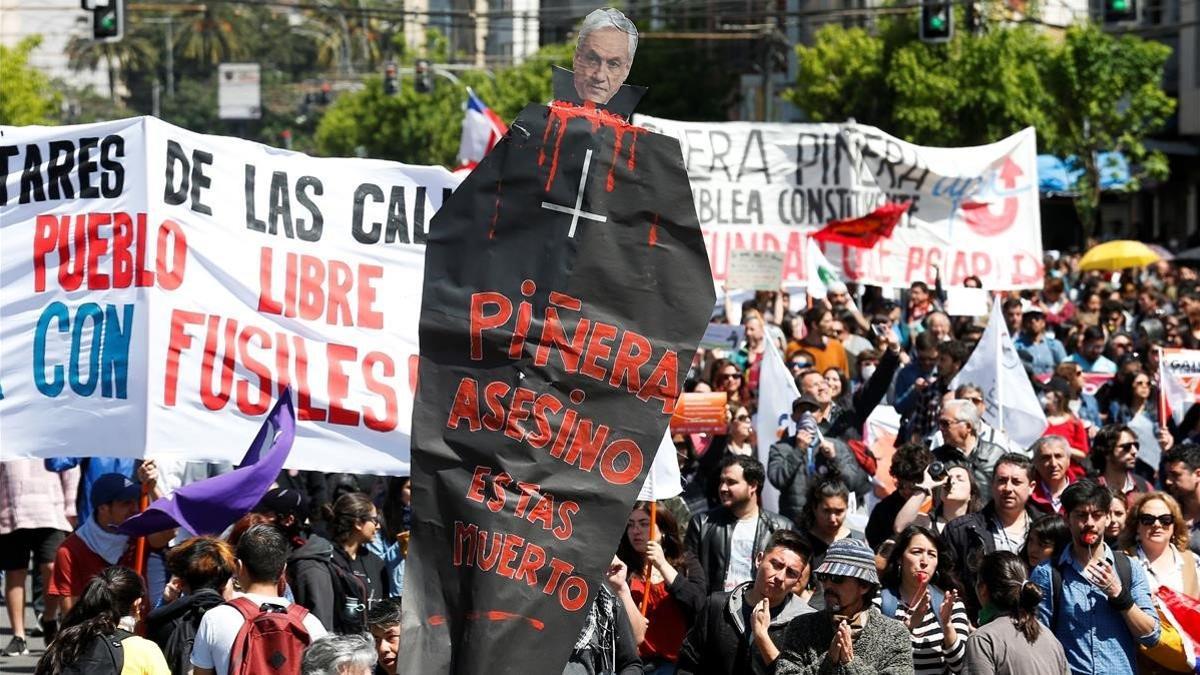 Manifestantes en la ciudad chilena de Valparaíso, el 25 de octubre del 2019