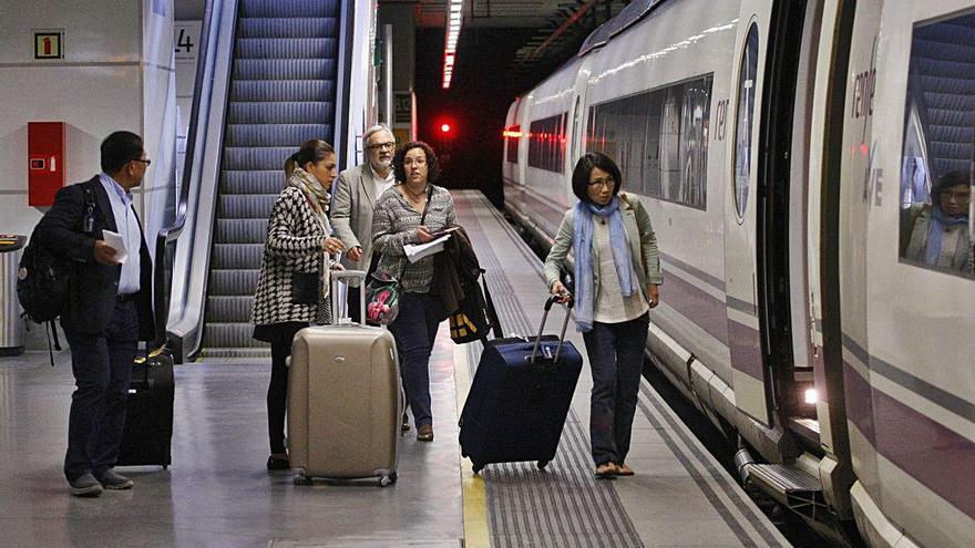Viatgers pujant a un TAV a Girona, en una imatge d&#039;arxiu.