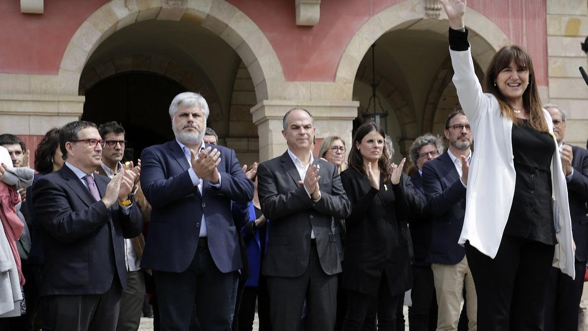 Laura Borràs, a las puertas del Parlament con diputados de Junts.