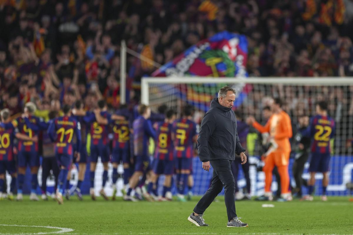 Los jugadores del Barça celebraron el triunfo ante el Newcastle con el Gol 1957