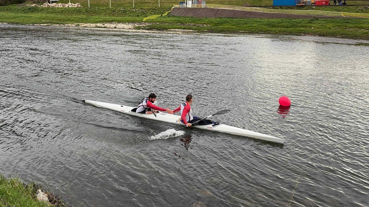Miguel Llorens y Tomás Peruyero se saludan tras el triunfo.