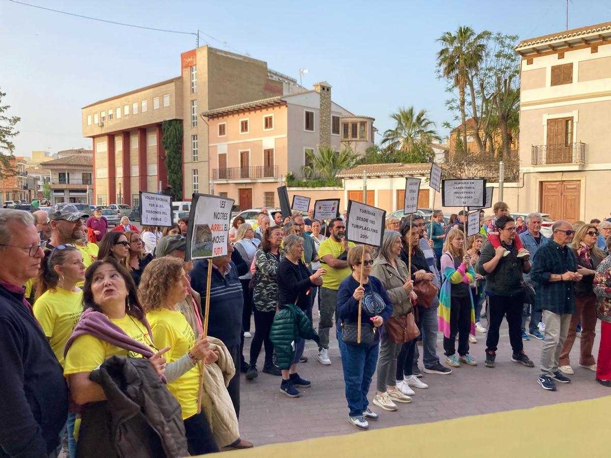 Algunos de los participantes en la concentración celebrada esta tarde en Turís.