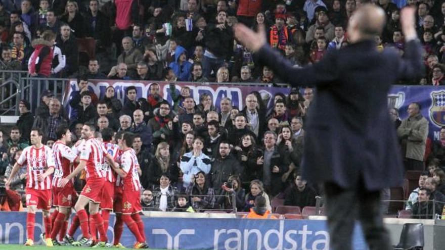 Los jugadores del Sporting celebran el gol de Barral mientras Guardiola, a la derecha, parece pedir explicaciones a sus jugadores. | lof