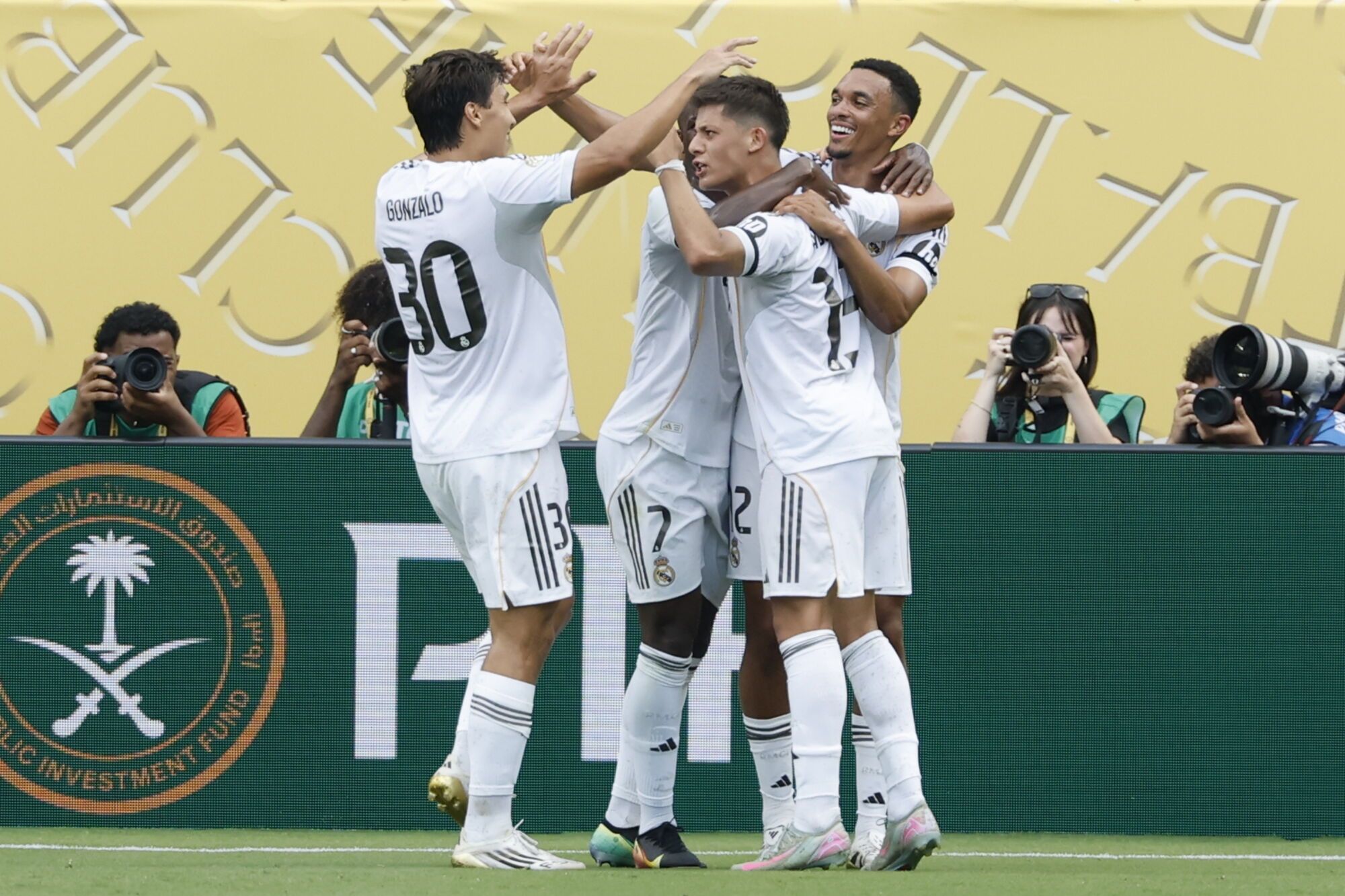 Los jugadores del Real Madrid celebran el segundo gol de Güler ante Pachuca.