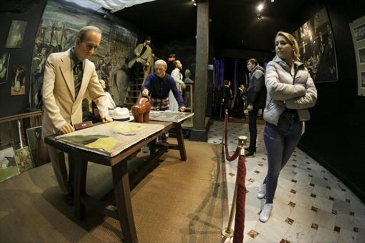 Unos visitantes contemplan las figuras de una de las escenografías del Museo de Cera de Barcelona, el pasado día 15.