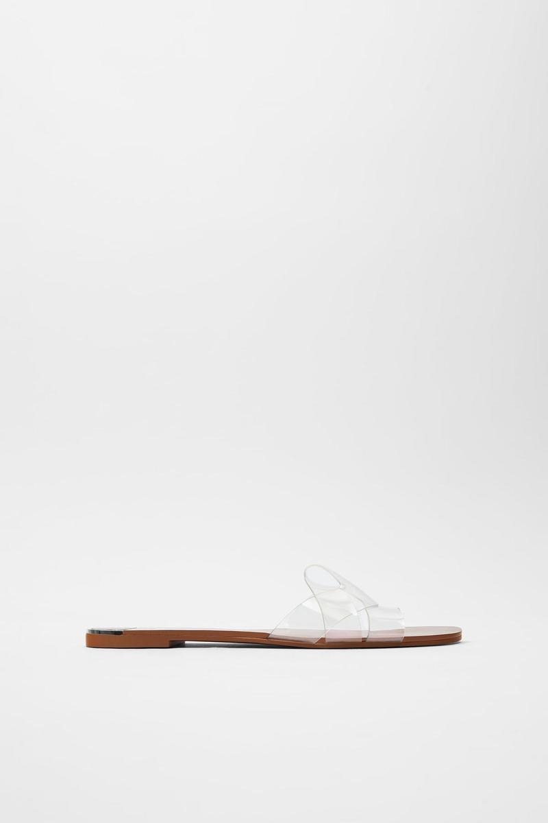 Sandalia plana de tiras cruzadas, de Zara