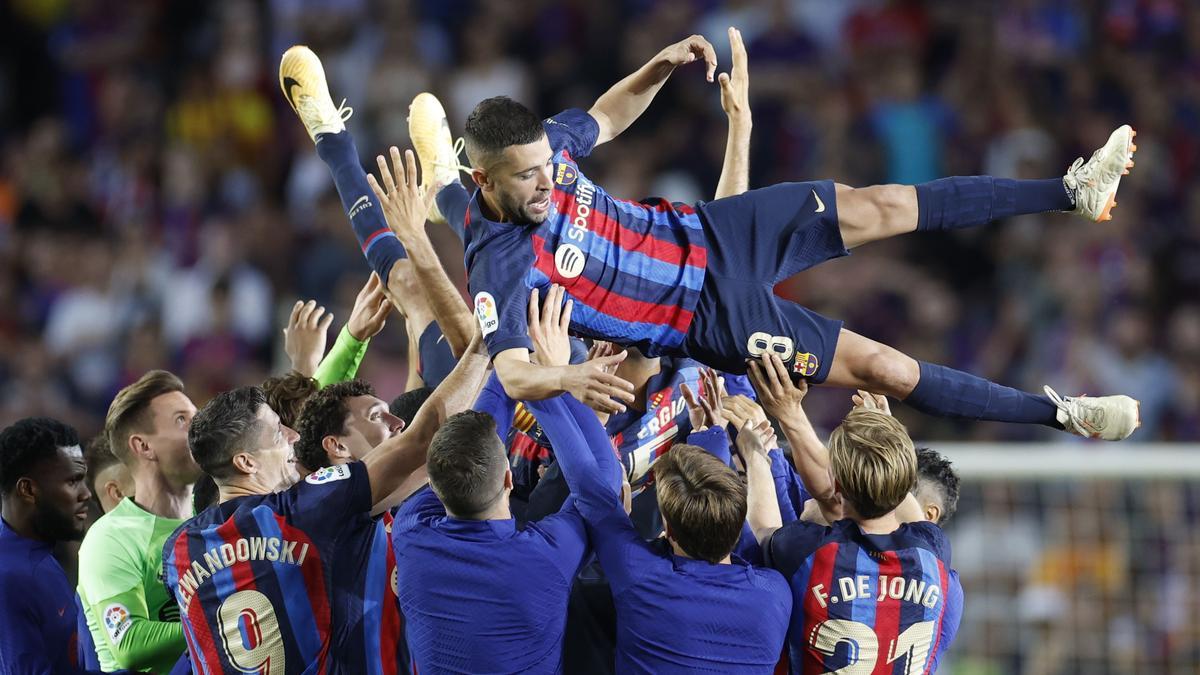  El lateral del FC Barcelona Jordi Alba es manteado por el resto de la plantilla al término del encuentro ante el Mallorca que ha puesto el punto final a su trayectoria como azulgrana