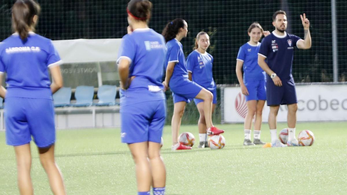 Ferreiro da instrucciones a 
las jugadoras.   | // JOSÉ LORES