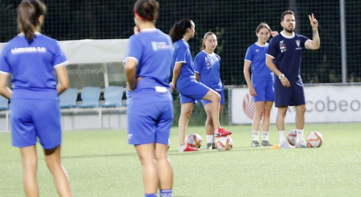 Ferreiro da instrucciones a las jugadoras. | // JOSÉ LORES