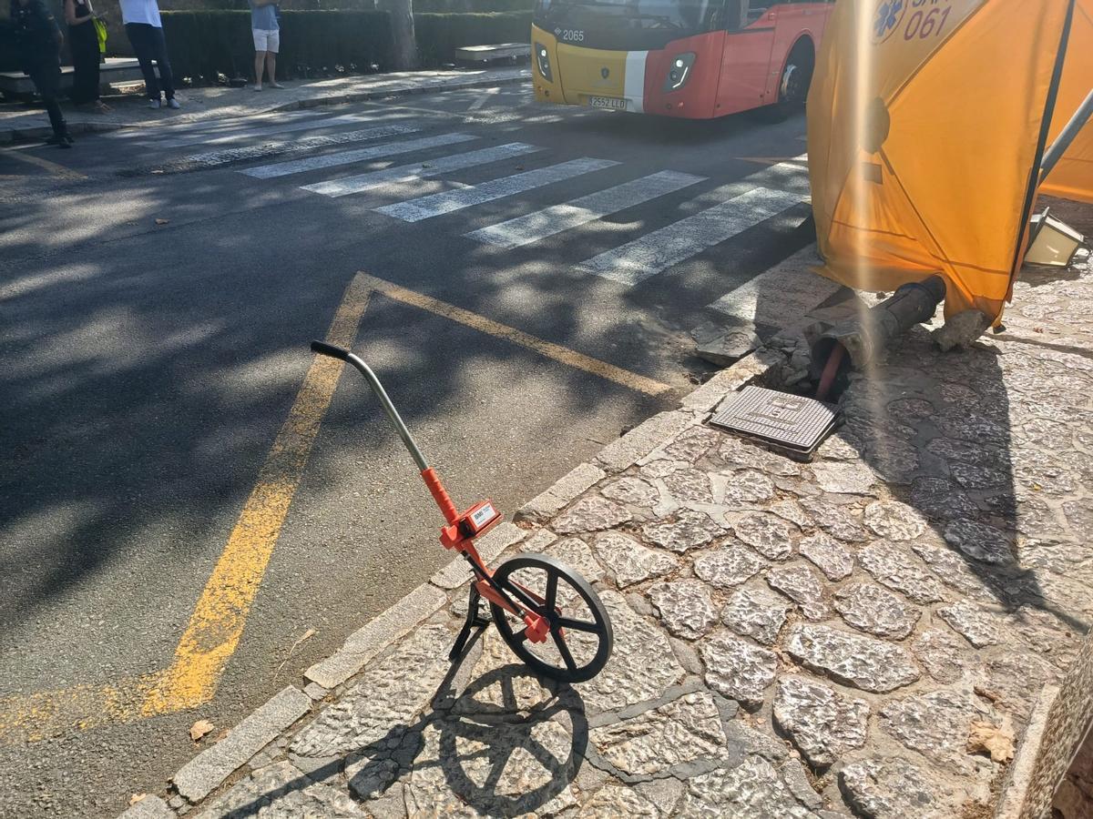 La farola caída tras ser golpeada por un autobús en Valldemossa