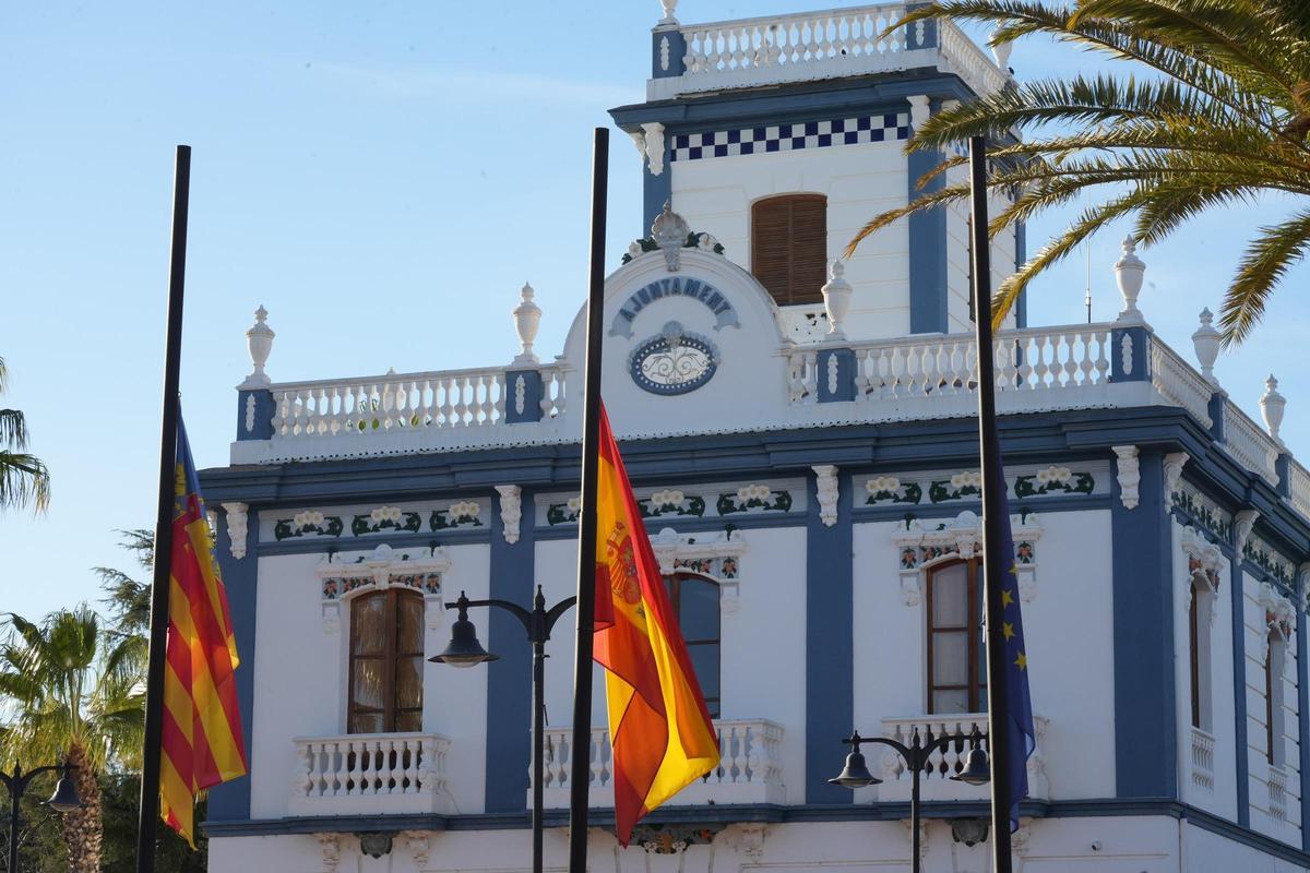 Banderas a media asta en el Ayuntamiento de les Alqueries.
