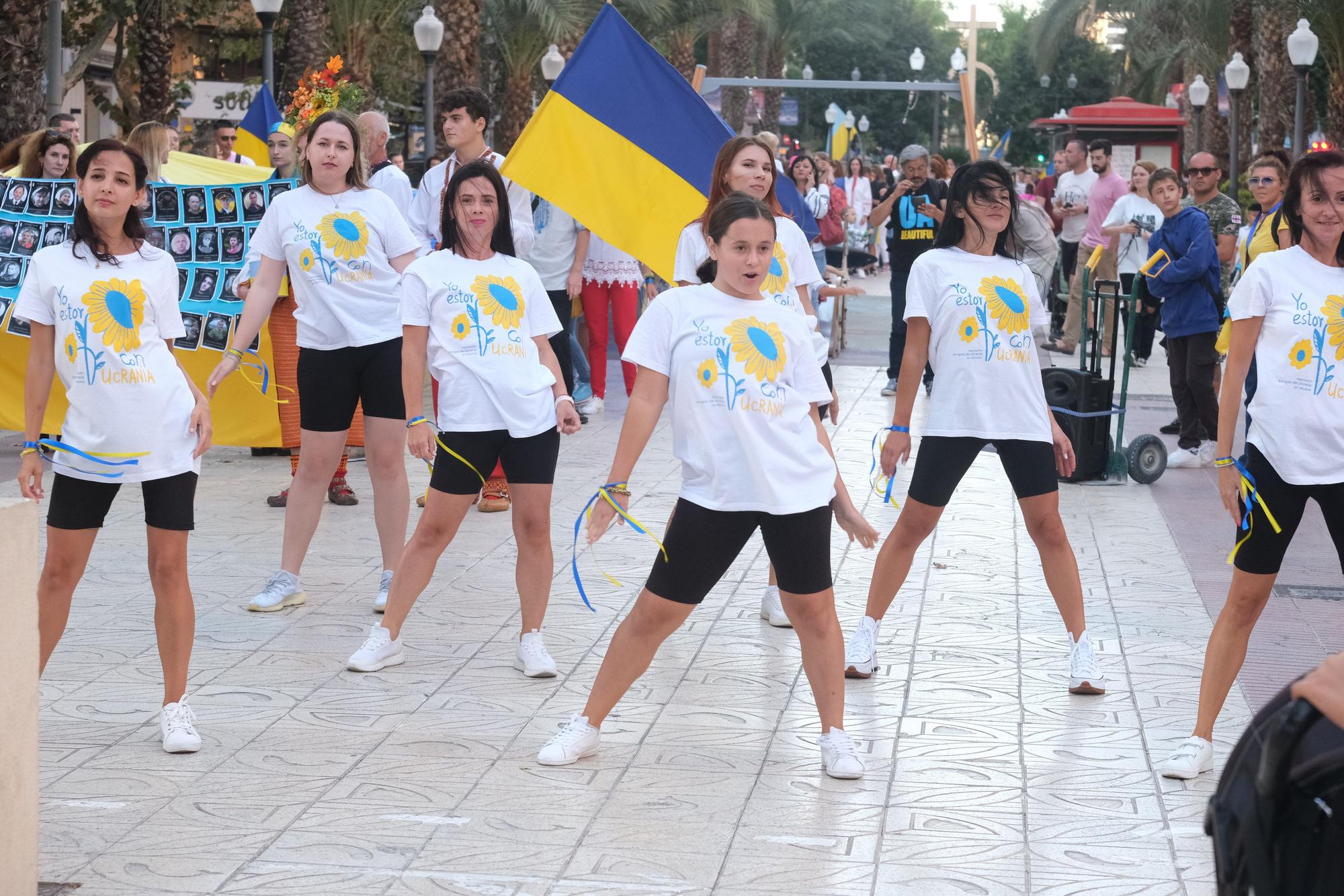 Cientos de ucranianos marchan por Alicante en el día del Defensor de Ucrania