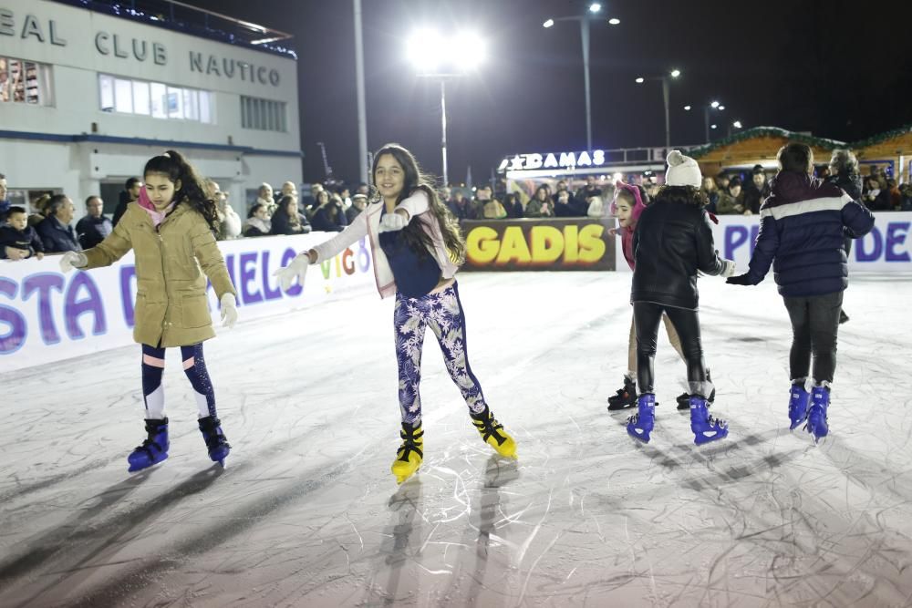 La ciudad inaugura la pista de patinaje al aire libre frente a las instalaciones del Real Club Náutico.