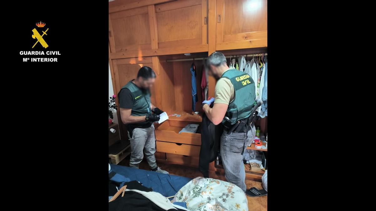 Imagen de los agentes de la Guardia Civil durante el registro realizado en el domicilio del detenido.