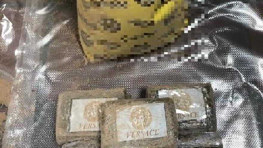 Detenidas por enviar droga oculta en paquetes de cacao en polvo.