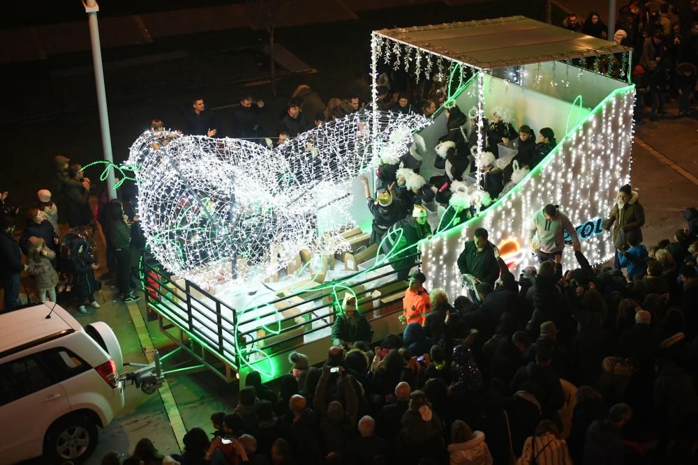 Los Reyes Magos recorren la ciudad desde O Castrillón hasta la plaza de María Pita.