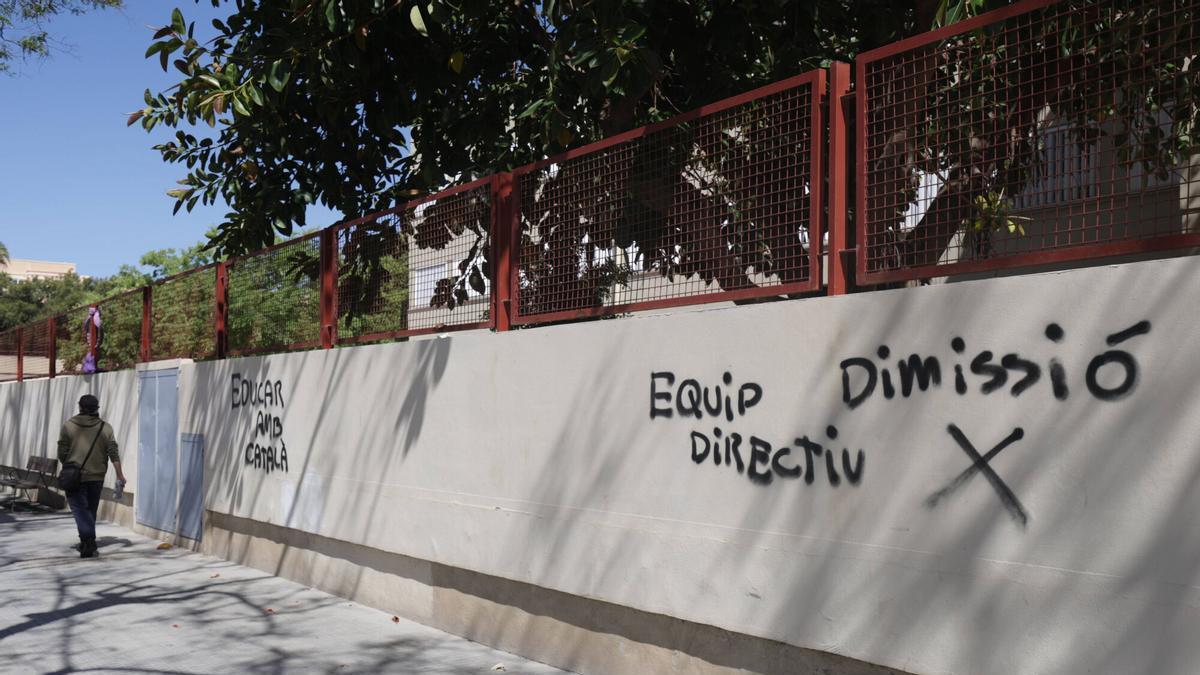Aparecen nuevas pintadas contra la dirección del colegio público del Molinar