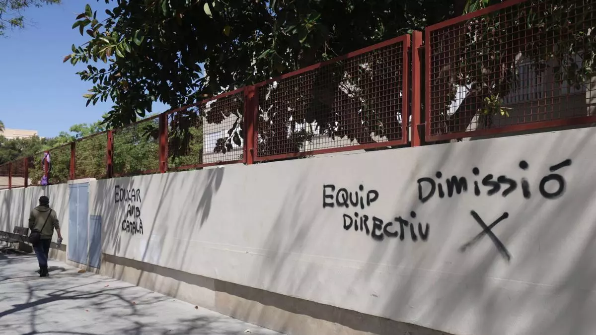 Aparecen nuevas pintadas contra la dirección del colegio público del Molinar