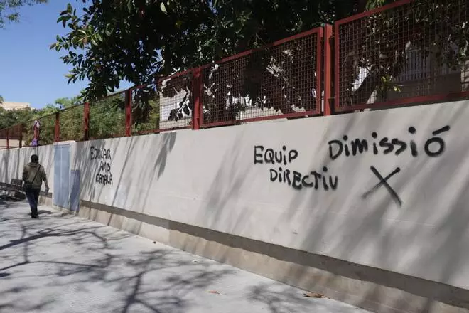 Aparecen nuevas pintadas contra la dirección del colegio público del Molinar