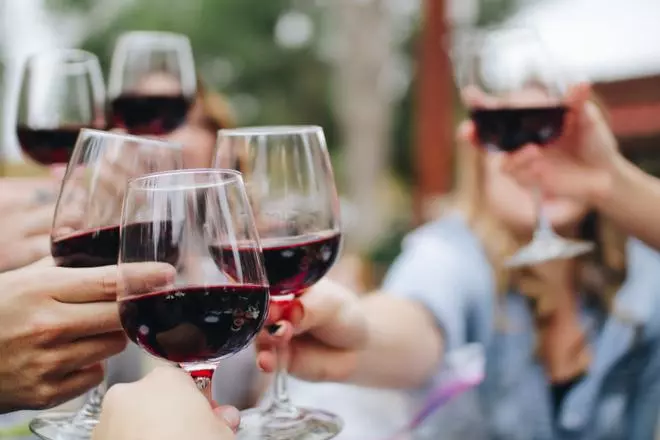 El vino y la cerveza, en peligro por el paro de transportistas: "Faltan botellas"