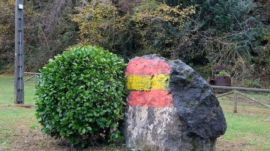 El monolito de La Cuesta Vindoria, con las pintadas.