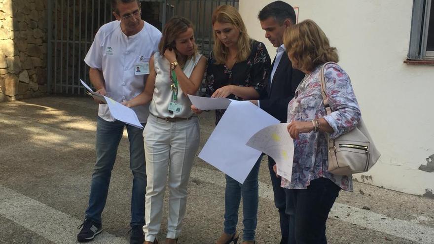 La delegada de Salud, Ana Isabel González, y el portavoz del PSOE, José Bernal, examinan los planos.
