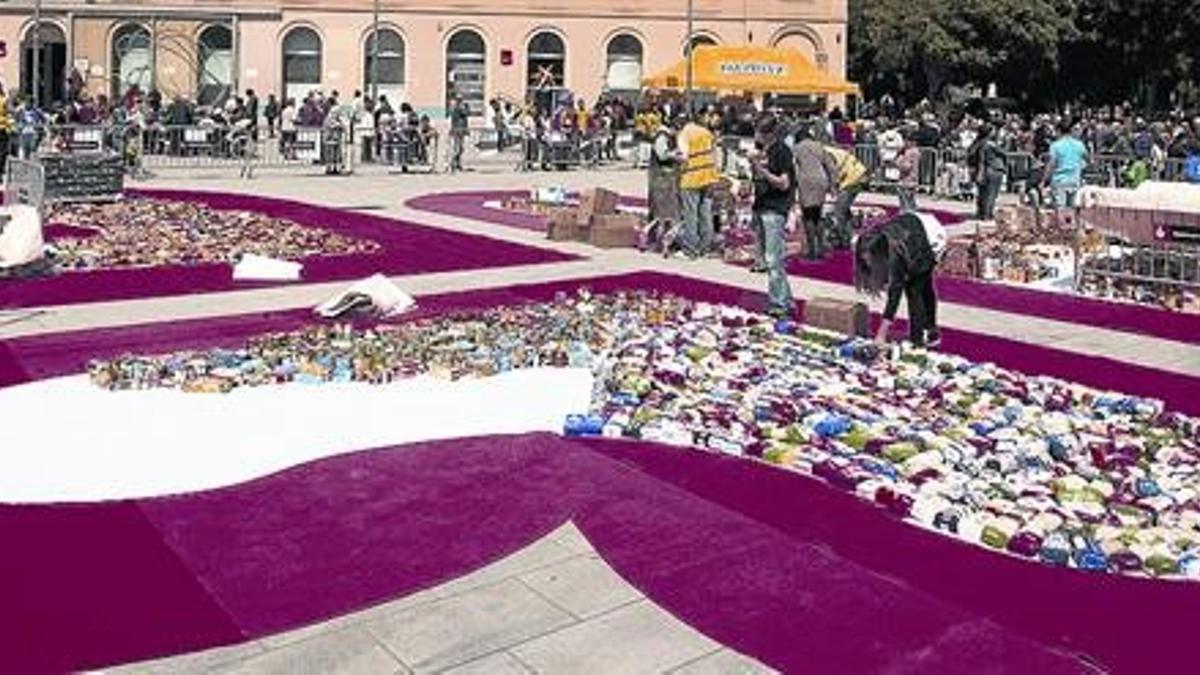 INSERCIÓN LABORAL. Alumnos de la Fundació Formació i Treball, de Cáritas, en un curso de cocina celebrado en Sant Adrià de Besòs el pasado año.