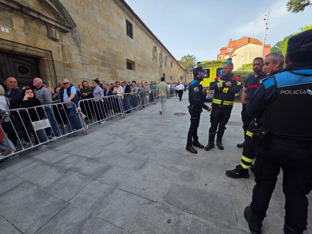 Fieles esperando para acceder a la iglesia, a las nueve y media de la mañana.