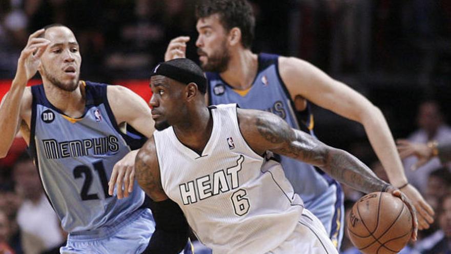 LeBron James y, en segundo plano, Marc Gasol.