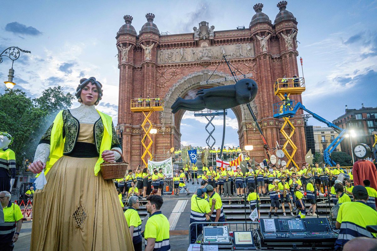 Marc Salicrú desata un espectáculo caótico con más de 300 personas en el Arc de Triomf