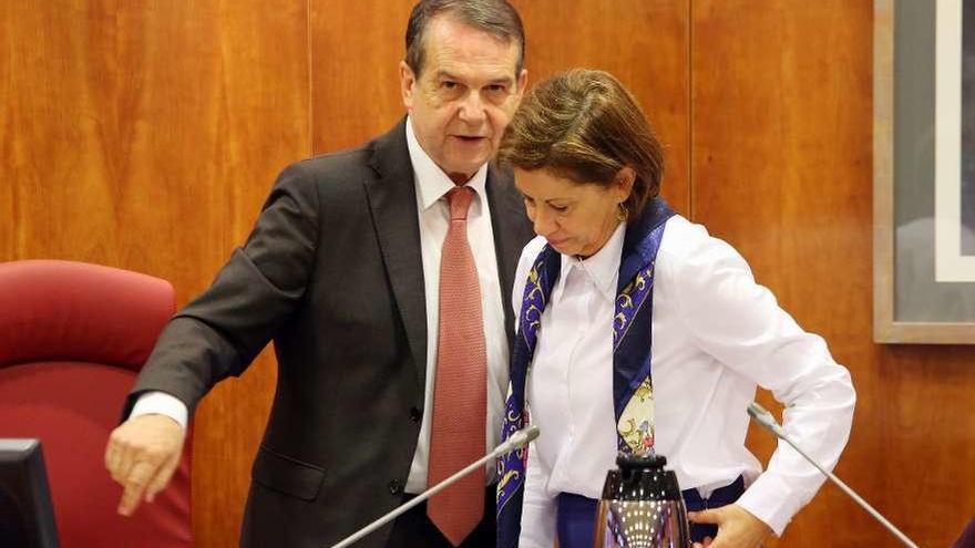 Caballero cede la presidencia del pleno a Espinosa antes de salir temporalmente de la sala. // Marta G. Brea