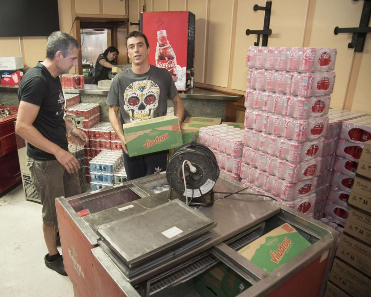 Preparatius per refrescar begudes a Cal Negre | MIREIA ARSO