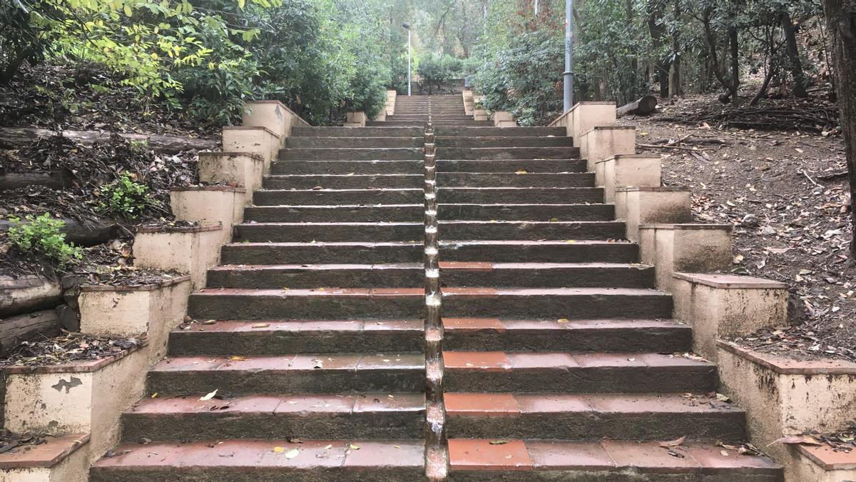 Ascendiendo hacia el Park Güell te topas con esta escalinata de encanto sobrenatural.