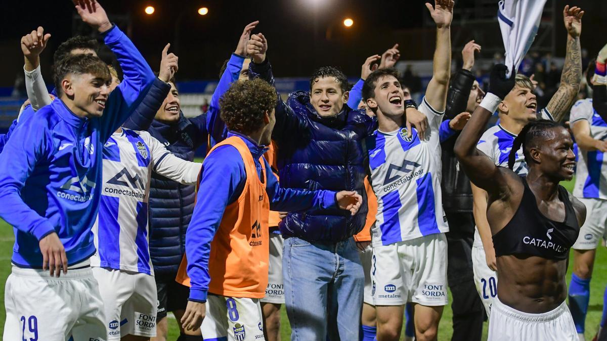 Los jugadores del Baleares celebran la victoria ante el Espanyol.