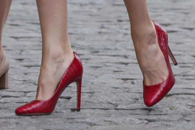 Letizia Ortiz con falda roja de Hugo Boss y zapatos print de Magrit