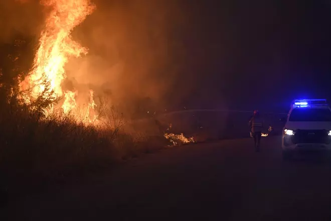 Los bomberos trabajan en el incendio del Cerro de los Pinos en Cáceres