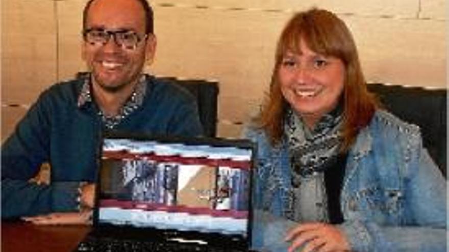 David Font i Sílvia Giner mostrant una captura del nou web municipal