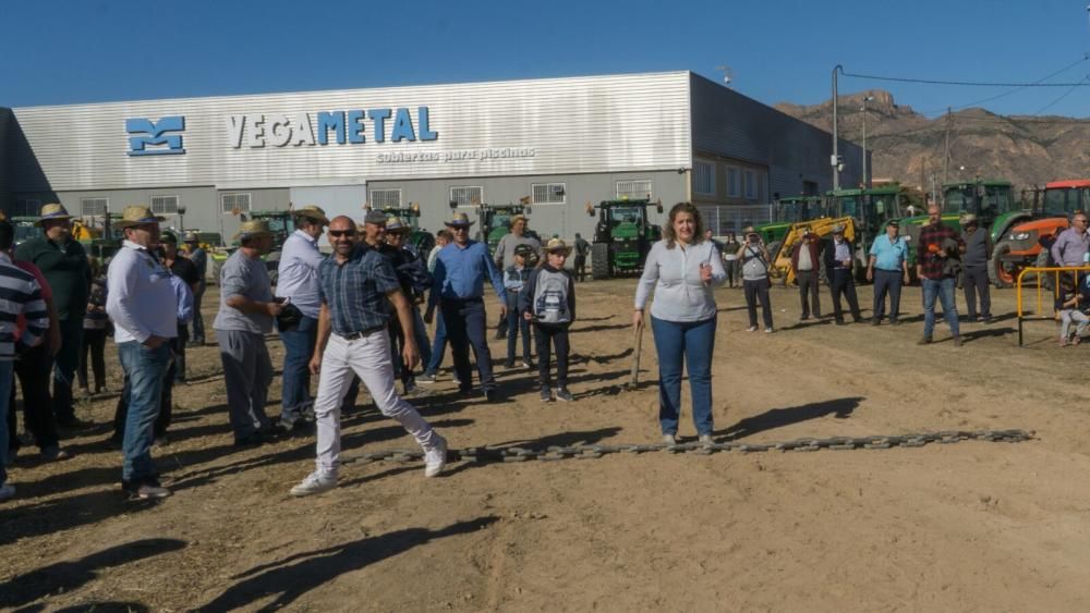 Concurso de lanzamiento de azada y tractores en la