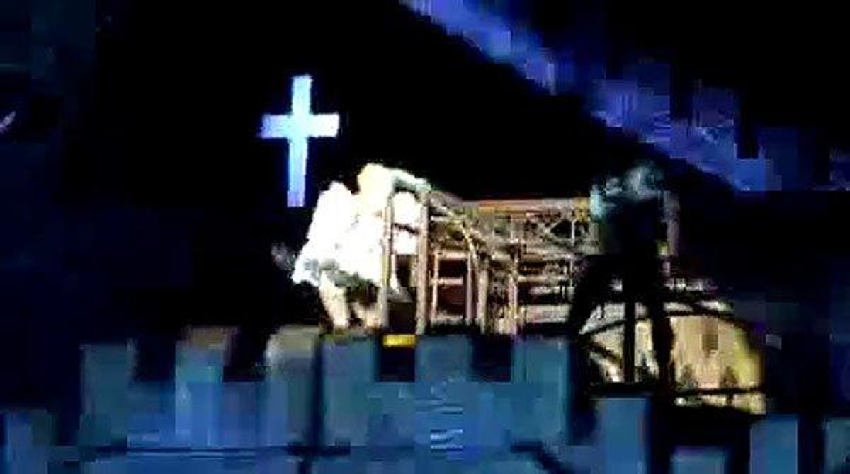 Moment en què Lady Gaga rep un cop al cap amb una barra de metall que portava un dels seus ballarins.
