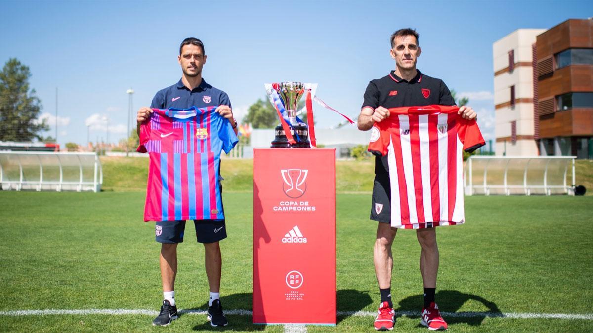 El entrenador del Barça, Óscar López, y el del Athletic Club, Jon Solaun, posan junto al trofeo