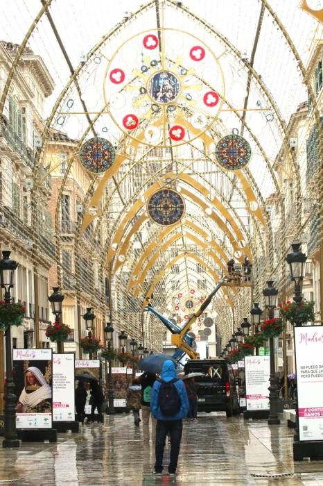 Instalación de las luces de Navidad en la calle Larios.