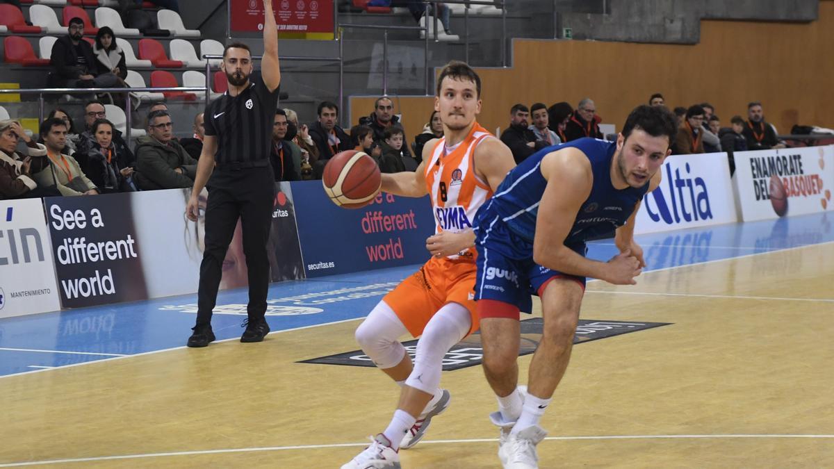 Goran Filipovic, jugador del Leyma, con el balón.