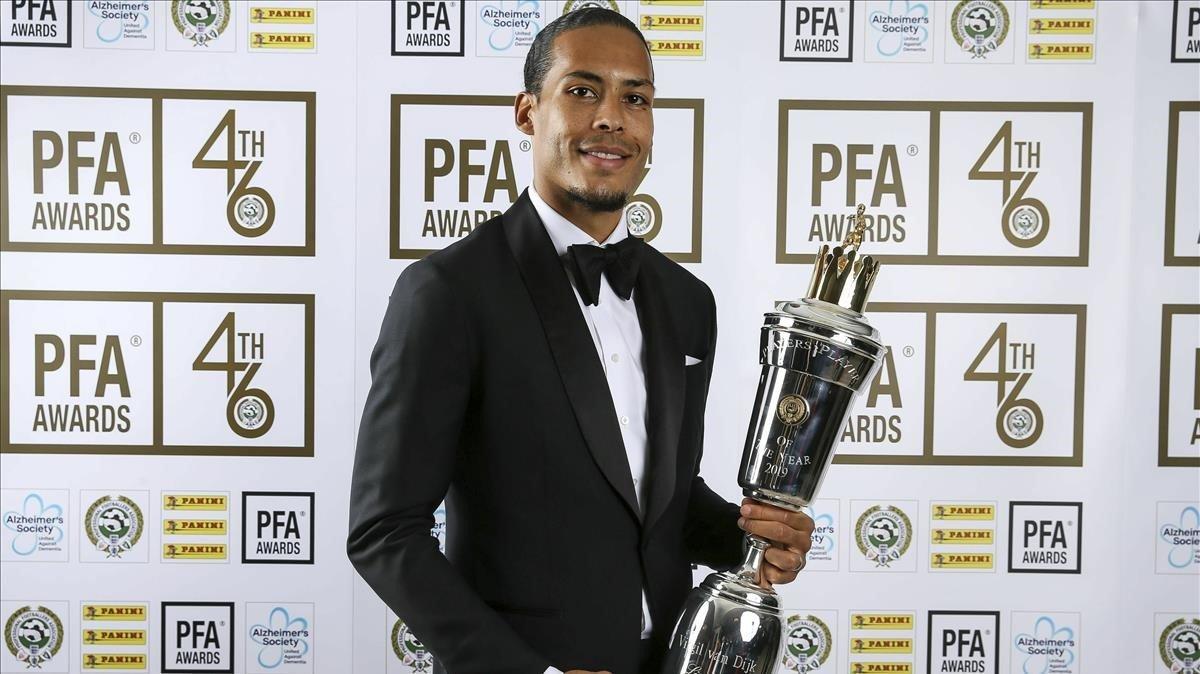 aguasch47946996 liverpool s virgil van dijk holds the pfa player of the year190429105805