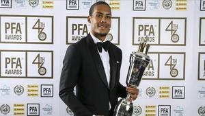 aguasch47946996 liverpool s virgil van dijk holds the pfa player of the year190429105805