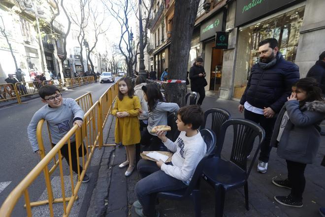 El público se lleva sus sillas más de diez horas antes de la cabalgata ante la falta de reservas