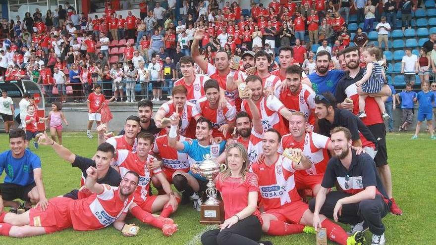 Jugadores y presidenta del Velle, con el título conquistado ayer en el campo de O Couto. // Iñaki Osorio